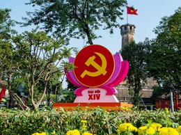 Phố phường Hà Nội rực rỡ cờ hoa chào mừng Đại hội 14 của Đảng