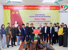 Đồng chí Đôn Tuấn Phong trao tặng máy tính cho Trung tâm Dịch vụ Tổng hợp xã Kiều Phú