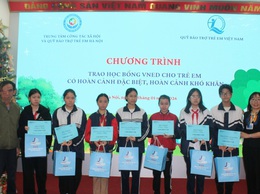 Trao học bổng của Hội VNED cho trẻ em có hoàn cảnh đặc biệt, hoàn cảnh khó khăn