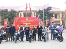Xã Bất Bạt: trao xe máy điện và tặng bò sinh sản hỗ trợ hộ cận nghèo, hộ có khó khăn