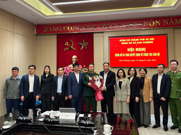 Xã Đan Phượng công bố và trao quyết định về công tác cán bộ.