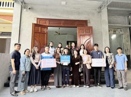 TRAO TẶNG KINH PHÍ CHƯƠNG TRÌNH “MẸ ĐỠ ĐẦU” CHO TRẺ EM MỒ CÔI TẠI THÔN TRUNG, XÃ NỘI BÀI