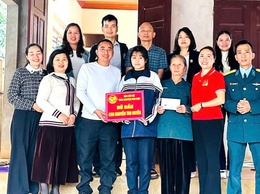 Đội Cứu hộ TN Kim Sơn nhận đỡ đầu  học sinh có hoàn cảnh khó khăn