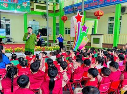 Cảnh sát phòng cháy hướng dẫn thoát nạn cho thầy và trò trường mầm non Ninh Hiệp