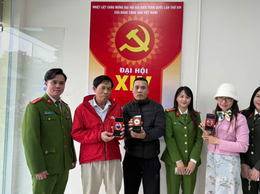 Công an phường Thanh Liệt: Hướng dẫn người dân - Lan tỏa thông điệp chào mừng Đại hội XIV của Đảng