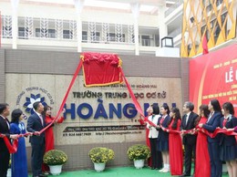 Gắn biển công trình Trường THCS Hoàng Mai chào mừng Đại hội XIV của Đảng