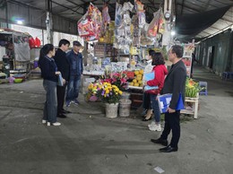 Phường Long Biên tiếp tục ra quân cao điểm kiểm tra, hướng dẫn bảo đảm An toàn thực phẩm tại các chợ