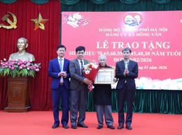 Đảng bộ xã Hồng Vân trao huy hiệu đảng, tuyên dương bí thư chi bộ xuất sắc và công bố Quyết định tiếp nhận tổ chức Đảng 