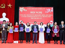 Xã Hồng Vân trao quyết định điều động, luân chuyển, bổ nhiệm hiệu trưởng, phó hiệu trưởng các nhà trường 