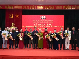 Phường Phú Lương trao huy hiệu đảng cho 12 đảng viên