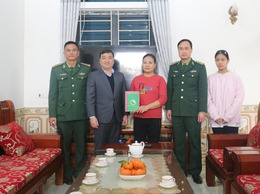 Đ/c Nguyễn Ngọc Tú - Phó Bí thư Đảng ủy, Chủ tịch UBND xã tặng quà các cán bộ, chiến sỹ Trường Trung cấp Biên phòng T24 có hoàn cảnh khó khăn và tặng quà một số hộ gia đình hoàn cảnh khó khăn xã lân cận.