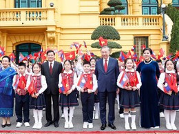 Thiếu nhi Thăng Long vinh dự đón Tổng Bí thư, Chủ tịch nước Lào