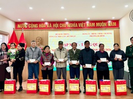 Phường Ba Đình và Tổng Cục Hậu cần - Kỹ thuật tặng quà gia đình chính sách nhân dịp Tết Nguyên đán Bính Ngọ