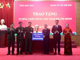 Nhà máy Z117 trao tặng tượng chân dung Chủ tịch Hồ Chí Minh