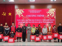 Xã Nội Bài trao 50 suất quà Tết ý nghĩa cho trẻ em có hoàn cảnh khó khăn nhân dịp xuân Bính Ngọ 2026