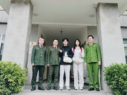 CÔNG AN PHƯỜNG HOÀNG MAI TÌM VÀ TRAO TRẢ TÀI SẢN BỊ ĐÁNH RƠI CHO 02 CÔNG DÂN NƯỚC NGOÀI