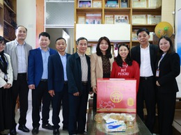 PHÓ BÍ THƯ THƯỜNG TRỰC ĐẢNG ỦY, CHỦ TỊCH MTTQ XÃ TẶNG QUÀ ĐỐI TƯỢNG CHÍNH SÁCH NHÂN DỊP TẾT NGUYÊN ĐÁN BÍNH NGỌ 2026