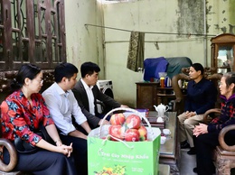 Chủ tịch UBND xã Hồng Vân: Tặng quà gia đình có người bị tai nạn giao thông 