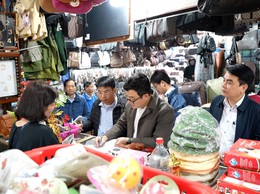 Tuyên truyền, vận động các hộ kinh doanh tại chợ Sấu chấp hành nghiêm các quy định về đảm bảo an toàn phòng cháy, chữa cháy dịp cận Tết