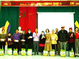 Gia đình Trung tướng Trương Mạnh Dũng trao quà Tết cho các hộ có hoàn cảnh khó khăn tại xã Ứng Thiên