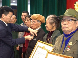 XÃ SÓC SƠN TRAO HUY HIỆU ĐẢNG ĐỢT 3/2 CHO 122 ĐẢNG VIÊN; THÔNG TIN NHANH KẾT QUẢ ĐẠI HỘI XIV CỦA ĐẢNG