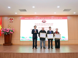  PHƯỜNG CẦU GIẤY TRAO HUY HIỆU ĐẢNG TẶNG 104 ĐẢNG VIÊN ĐỢT 3/2