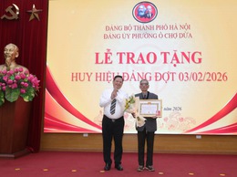 Ô Chợ Dừa : Trang trọng Lễ trao tặng huy hiệu Đảng đợt 03/2- Sáng ngời niềm tin theo Đảng