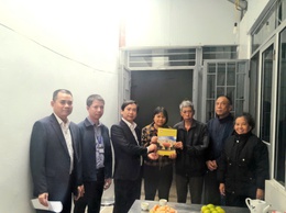 Ủy ban MTTQ Việt Nam phường Bồ Đề thăm hỏi, hỗ trợ đột xuất cho hộ gia đình có hoàn cảnh đặc biệt khó khăn trên địa bàn phường Bồ Đề