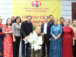 Xã Quang Minh: 22 đảng viên được tặng Huy hiệu Đảng đợt 3/2/2026