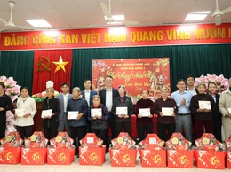 Xã Mê Linh tặng quà cho các gia đình chính sách, người có công, người có hoàn cảnh khó khăn nhân dịp Tết Nguyên đán Bính Ngọ 2026