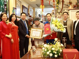 Trao tặng Huy hiệu 70 năm tuổi Đảng cho đảng viên lão thành Nguyễn Minh Thông.