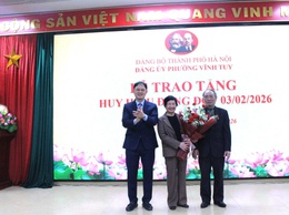 Phường Vĩnh Tuy: Trao Huy hiệu Đảng, tiếp nối truyền thống vẻ vang của Đảng qua các thế hệ