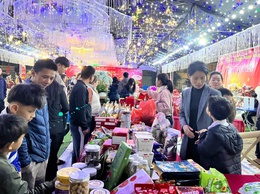 Chợ hoa Xuân xã Phú Nghĩa thu hút đông đảo người dân, khách thăm qua, mua sắm Tết