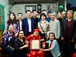 Phường Xuân Đỉnh: Thăm, tặng quà Tết người có công, người có hoàn cảnh khó khăn