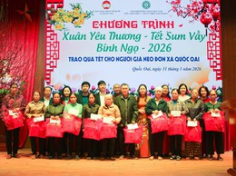 Xã Quốc Oai phối hợp trao 130 suất quà Tết cho người già neo đơn dịp Xuân Bính Ngọ 2026