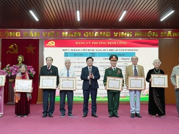 Phường Định Công: Trao tặng Huy hiệu Đảng cho 103 đảng viên