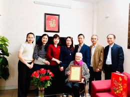 Đảng ủy - HĐND - UBND - UBMTTQ Việt Nam phường Từ Liêm tổ chức đoàn đi thăm, tặng quà một số gia đình chính sách có hoàn cảnh khó khăn và chúc thọ người cao tuổi tròn 100 tuổi trên địa bàn phường
