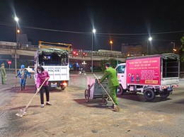 Bát Tràng xử lý kịp thời vệt dầu loang trên đường Giáp Hải, bảo đảm an toàn giao thông