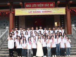 Trường THCS Hợp Thanh dâng hương tại Nhà lưu niệm Bác Hồ