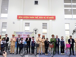 Công an thành phố Hà Nội tặng quà cho học sinh hai trường THCS Tản Lĩnh và THCS Ba Trại