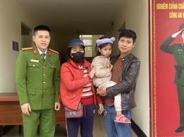 Bé gái đi lạc được Công an phường Nghĩa Đô kịp thời hỗ trợ trở về với gia đình