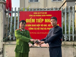 Công an phường Xuân Phương tuyên truyền, vận động người dân thu hồi vũ khí, vật liệu nổ, công cụ hỗ trợ; ký cam kết phòng ngừa vi phạm về pháo trên địa bàn phường. 