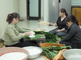  NHỮNG NGƯỜI GIỮ LỬA BÁNH CHƯNG THÔN DU NGHỆ – XÃ QUỐC OAI 
 Bếp hồng ngày Tết – Ấm nồng nghĩa quê 