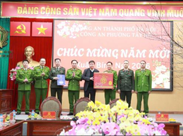Lãnh đạo Thành phố và phường Tây Hồ thăm, chúc tết và động viên cán bộ, chiến sĩ Công an phường