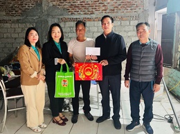 Hội Nông dân xã trao quà Tết cho hội viên có hoàn cảnh khó khăn