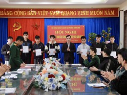 Phường Dương Nội trao quyết định gọi công dân nhập ngũ năm 2026