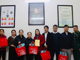 Ủy ban Mặt trận Tổ quốc Việt Nam xã phú Xuyên đã tổ chức chương trình trao tặng quà cho các hộ gia đình có hoàn cảnh khó khăn, người hoạn nạn, bệnh tật trên địa bàn xã nhân dịp tết Nguyên đán Bính Ngọ 2026