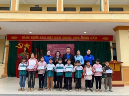 CHƯƠNG TRÌNH XUÂN YÊU THƯƠNG 2026:
Tặng quà các em học sinh có hoàn cảnh khó khăn.