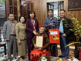 Đồng chí Phó Chủ tịch UBND xã Phú Xuyên thăm, chúc thọ các cụ tròn 100 tuổi nhân dịp Tết Nguyên đán 2026