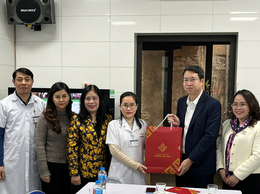 Lãnh đạo phường Cửa Nam tặng quà Tết cho nhân viên y tế có thành tích tiêu biểu